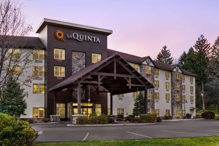 La Quinta Inn & Suites by Wyndham Lake George Отели рядом с достопримечательностью «Зона отдыха Герни Лейн»