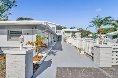 Bright Pompano Beach Aparthotel: Poolside Bliss Just Steps from the Shore!