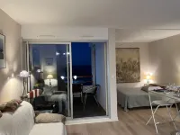 A BALCONY ON THE BASIN AND DIRECT ACCESS TO THE BEACH