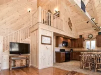 Stay on Kingdom Trails in a four bedroom cabin! Hotels in Burke