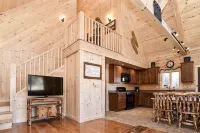Stay on Kingdom Trails in a four bedroom cabin! Hotels in Burke