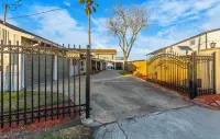 Paradise HomeSpacious 5-bedroom house sleeping 14 ,WiFi in lovely Bacliff.