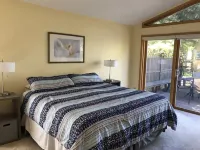 South Lake Leelanau lakefront home, Kayaks/Bikes provided, Clean Sandy bottom - Wi-Fi