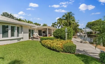 Jupiter waterfront - dock and new  jacuzzi spa , 3 b 2 b fits 30 “ boat Отели рядом с достопримечательностью «Uptown Art Jupiter»