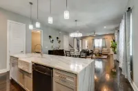 East Nashville*Amazing PLACE* w/rooftop 😍 5 bedrooms