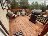 Cozy family- friendly in town house w/ a backyard, garden, BBQ, and a firepit.