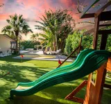 Resort Retreat: Heated Pool, BBQ & Sports Court