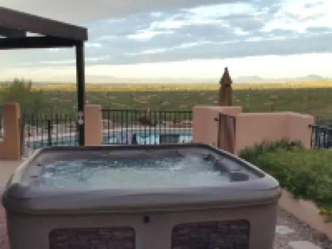 AWESOME Sunsets by the Heated Pool, putting green, hot tub & Tucson Night Lights 丹戈豪園酒店
