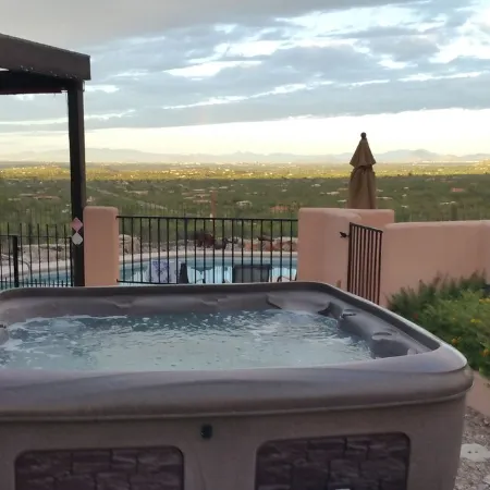 AWESOME Sunsets by the Heated Pool, putting green, hot tub & Tucson Night Lights