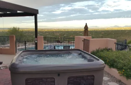 AWESOME Sunsets by the Heated Pool, putting green, hot tub & Tucson Night Lights