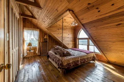 Log Cabin Lodge Overlooking Ohio River Near Creation Museum & Arc Encounter