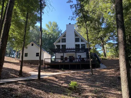 Spacious Lake Hartwell  Home with Large New Dock Отели в г. Гамлог