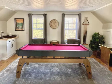 Large House Close to Area Attractions - Large Parking Area -  Copper Ridge Отели в г. Адамс Тауншип