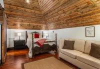 Gorgeous interior, walk to downtown, amazingly renovated historic 1901 house!