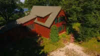 Family friendly log home has great lake views from huge deck! Hotel di 