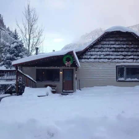 Downtown Ouray home with two living rooms, large yard and deck.