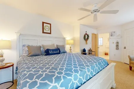 5 minutes from the Beach, Free Daily Activities, Bikes, Grill, Pool, Chairs