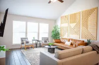 Scandi Home by Turnpike - KING Bed, Fast WiFi