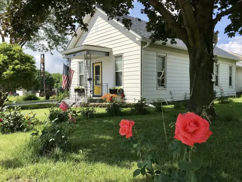 Great Homebase Bungalow - 10 Mins to Starved Rock! - Homestays