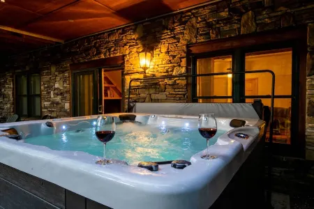 Bearadise Mtn Lodge! Hot Tub+Fire-Pit, Grill, WiFi, Golfing, Hiking & Fishing!