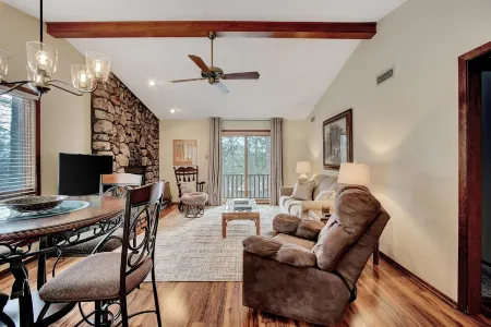 Crescent Cottage/12ESC Hosted by LOVR