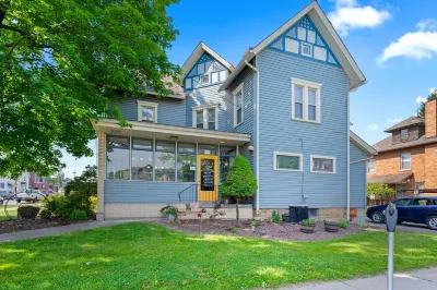 Urban Nest. Luxe Loft Downtown Butler. Walk to dining and Shopping.