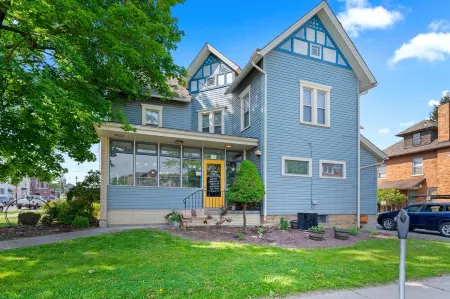 Urban Nest. Luxe Loft Downtown Butler. Walk to dining and Shopping.