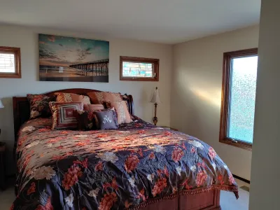 One block to the beach, beautiful 3bd/3ba house with view, come relax and enjoy Hôtels à proximité de : Fort Stevens State Park