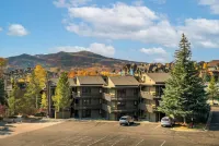 Hot Tub-Pool - 5 Min Walk to Base+Free Ski Shuttle