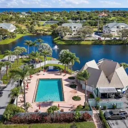 Walk to the Beach/Pool 2/2 Newly Renovated Condo