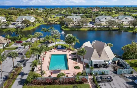 Walk to the Beach/Pool 2/2 Newly Renovated Condo