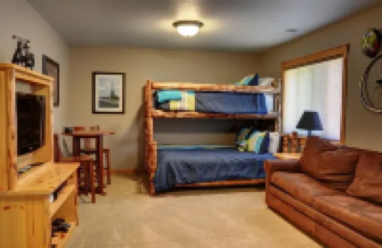 Premier Luxury Home with 6 Br/6 BA, Hot Tub, Game Room, Sharc Passes, A/C