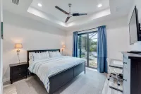 New, modern pool villa in Naples Park / 15 min. walk to the beach
