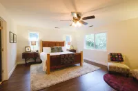 Stylish lodge w/ spa bathrooms, river, views, hot tub, between 2 Yosemite Gates