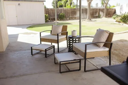 3-bedroom house in wonderful Bakersfield with WiFi, AC Отели рядом с достопримечательностью «River Walk»