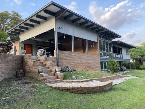 Mid-Century Modern Luxury. Sleeps 12. Pool Table and Ping Pong Table.