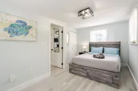 Palm Beach Charm - Hot Tub, Bikes & More! Completely Renovated!