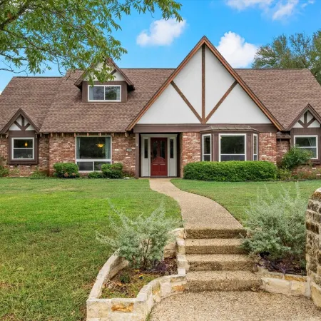 Beautiful Tudor Style home centrally located, and packed with amenities!