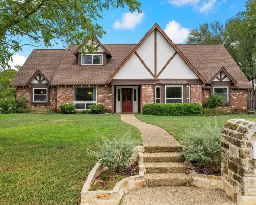 Beautiful Tudor Style home centrally located, and packed with amenities! Hotels in Belton