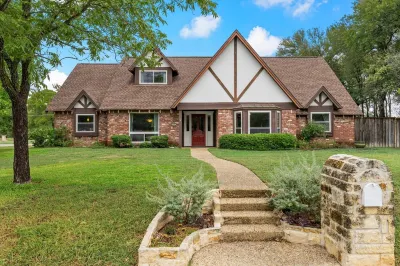 Beautiful Tudor Style home centrally located, and packed with amenities! UMHB Dee Dillon Softball Field 주변 호텔