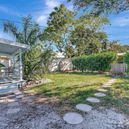 Near DownTown & Napes Beach! Cottage House 2QueenBeds Fenced Back Yard with deck