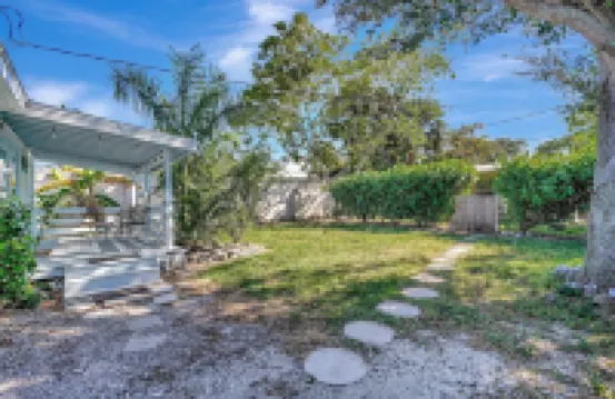 Near DownTown & Napes Beach! Cottage House 2QueenBeds Fenced Back Yard with deck