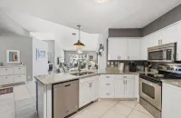 Charming 2-bedroom condo with WiFi, AC in superb St. Petersburg