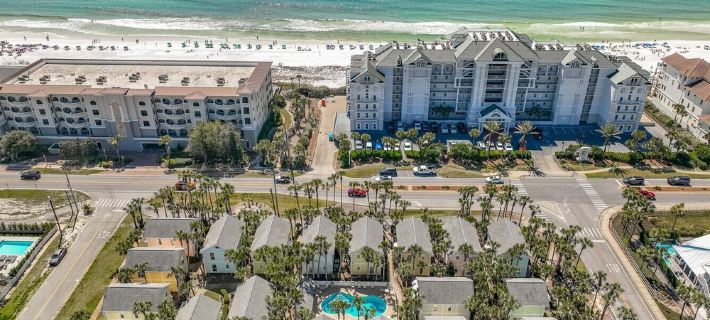 Destin Crystal Beachside Breeze Cottage~Steps to Beach & Pool~Prime Location Hotels in Destin