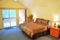 Sleeps 13- 3 Full Bathrooms - Family memories around the FIRE PIT! Hotels in Duck Creek Village