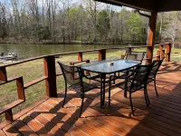 Cozy Cabin on Lake, relax and recharge. Enjoy boating, fishing and swimming.