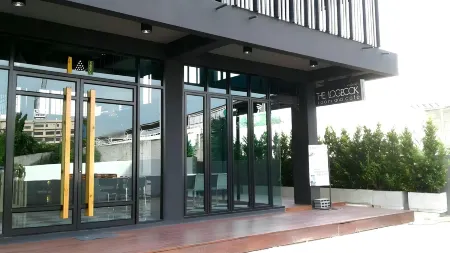 The LogBook Room and Cafe' Отели рядом с достопримечательностью «Гранд Каньон Чонбури»