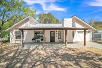 Austin Hillside Getaway 3BR: Pool +Deck & Jacuzzi Hotels near Saint Stephens Episcopal School Football Stadium