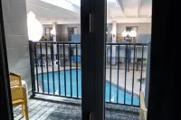 DoubleTree by Hilton Austin - Pools