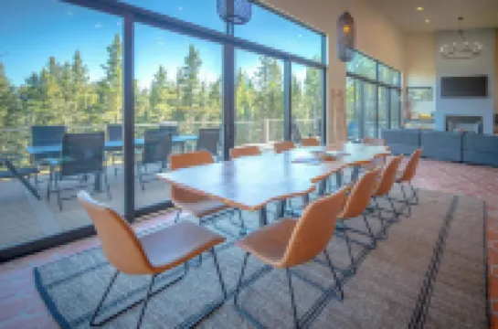 Luxury Cabin on Ski Bike Trail, 4Br, Hot Tub with Mountain Views